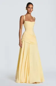 Elegantes ärmelloses hellgelbes Maxikleid mit Raffung und fließendem Faltenrock.