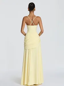 Rückansicht eines eleganten gelben Abendkleides mit überkreuzten Trägern und Raffung