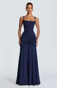 Elegantes dunkelblaues ärmelloses Abendkleid mit geraffter Taille und fließendem Faltenrock
