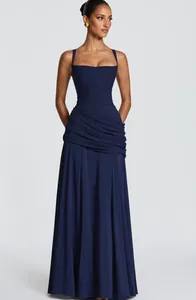 Elegantes ärmelloses Abendkleid in Marineblau mit geraffter Taille und Faltenrock.