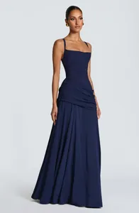Elegantes marineblaues ärmelloses Maxikleid mit geraffter Taille und Spaghetti-Trägern.