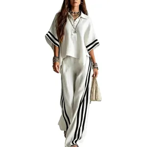 Elegante conjunto de dos piezas para mujer con camisa blanca de rayas y pantalón ancho