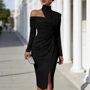 Elegante abito midi nero con spalle scoperte, corpino arricciato e spacco anteriore
