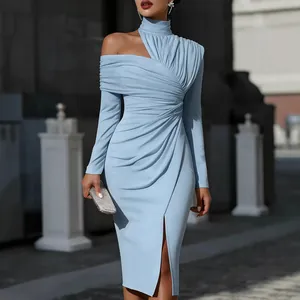 Elegante abito midi monospalla azzurro con pieghe, spacco frontale e maniche lunghe