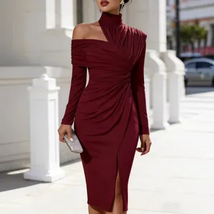 Abito midi bordeaux elegante con spalla scoperta, collo alto e spacco frontale