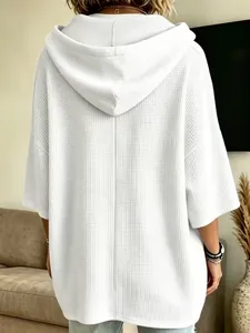Vista posterior de una sudadera con capucha blanca de punto gofrado estilo oversize