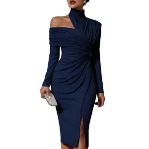 Elegante abito midi blu navy con spalle scoperte, arricciature e spacco laterale