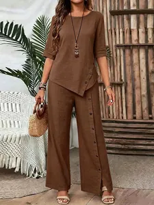 Elegante set due pezzi marrone caffè con top dall'orlo irregolare e pantaloni larghi bottoni