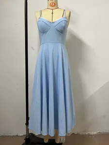Detailansicht eines hellblauen V-Ausschnitt-Midikleids mit zarter Spitze auf einer Puppe