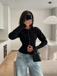 Vista detallada del cárdigan negro moderno de cuello redondo con botones para mujer