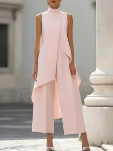 Elegante completo rosa con top smanicato collo alto e pantaloni a gamba larga dal design a strati