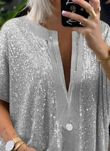 Gros plan d'un modèle portant une chemise décontractée à sequins argentés et col en V