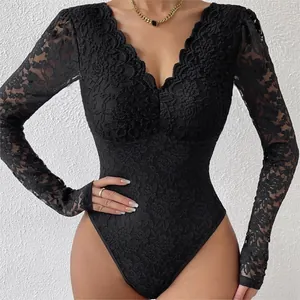 Vue détaillée de la texture élégante de la dentelle noire sur ce body à manches longues.