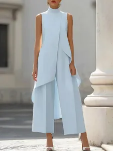 Elegante completo azzurro con top smanicato a collo alto e pantaloni a gamba larga