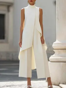 Elegante completo bianco senza maniche con top a strati e pantaloni a gamba larga
