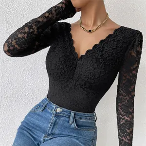 Vue détaillée d'un body en dentelle noire à manches longues avec décolleté en V chic