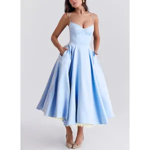 Elegantes hellblaues Spaghettiträger-Kleid mit Herz-Ausschnitt und weitem A-Linien-Midi-Rock