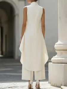 Vista posteriore di elegante completo bianco con top senza maniche e pantaloni larghi