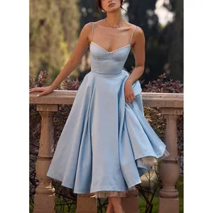 Elegantes hellblaues Midi-Kleid mit Spaghettiträgern, Bustier und sehr weitem Rock