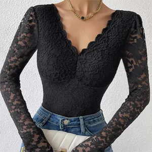 Vue détaillée d'un élégant body en dentelle florale noire avec une encolure en V festonnée