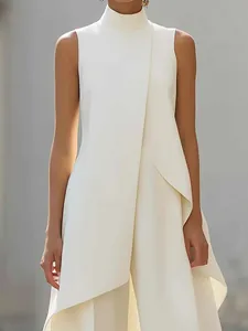 Elegante dettaglio del completo bianco smanicato con collo alto e design asimmetrico