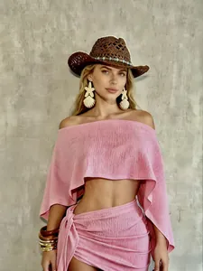 Completo rosa top a spalle scoperte e gonna a portafoglio per la spiaggia e le vacanze