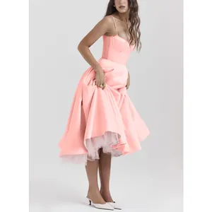 Detail eines rosa Satin-Bustierkleids mit einem voluminösen, mit Tüll gefütterten Rock.