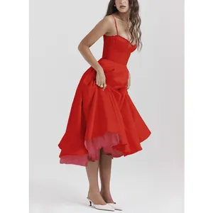 Elegantes rotes Midikleid mit Spaghettiträgern, weitem Puffrock und Tüll-Unterrock.