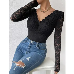 Gros plan sur un élégant body en dentelle noire à manches longues avec motifs floraux