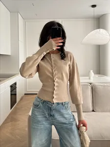 Elegante cárdigan de punto beige ajustado con cuello redondo y detalle de botones