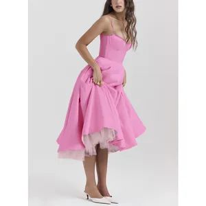 Detailansicht eines rosa Spaghetti-Trägerkleids mit gestuftem Puffrock und Korsettoberteil.