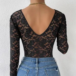 Vue arrière d'un body sexy en dentelle florale noire à manches longues et décolleté en V