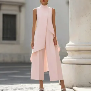 Elegante completo due pezzi rosa baby con top senza maniche asimmetrico e pantaloni larghi
