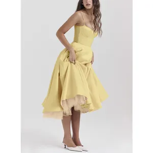 Elegantes gelbes Trägerkleid mit V-Ausschnitt und mehrlagigem Tüll-Puffrock-Detail