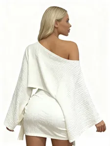 Elegante completo bianco con top testurizzato monospalla e minigonna, dettaglio retro