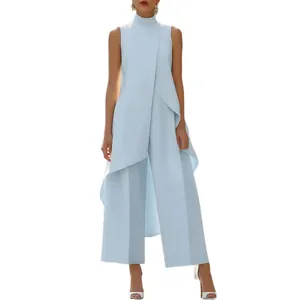 Elegante completo due pezzi azzurro: top smanicato a collo alto e pantaloni a gamba larga.