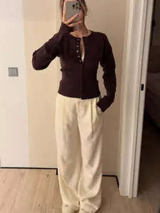 Cárdigan ajustado de punto acanalado marrón con botones y pantalón ancho color crema