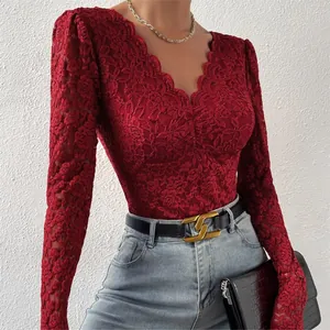Gros plan sur le motif dentelle florale rouge d'un élégant body à manches longues en V