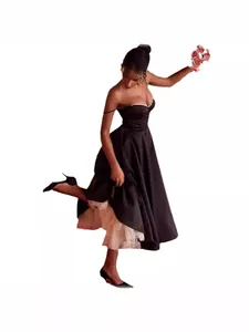 Elegante vestido negro sin mangas con falda de tul blanca para fiestas de gala nocturnas