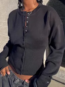 Cárdigan de punto negro elegante para mujer, entallado con cuello redondo y botones.