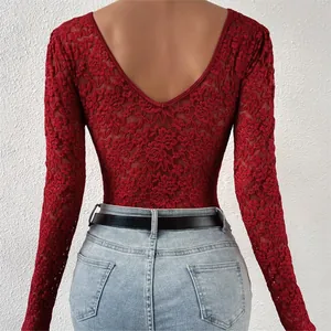 Body élégant en dentelle florale rouge avec décolleté plongeant en V dans le dos