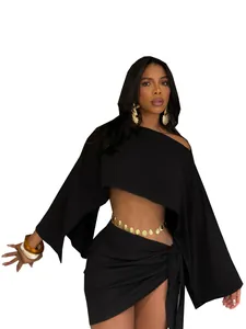 Elegante set da spiaggia nero con top a spalle scoperte e minigonna avvolgente con lacci