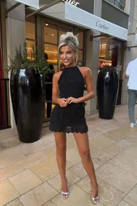 Elegante mini abito nero con scollo all'americana e balze a balze per stile urbano moda