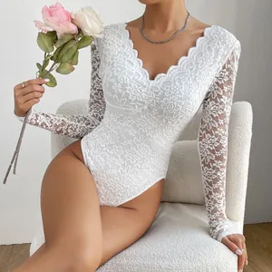 Gros plan d'un body en dentelle blanche avec col en V festonné et motifs floraux fins