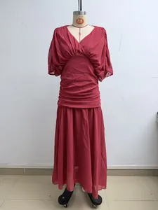 Elegantes rosenrotes plissiertes Maxikleid mit V-Ausschnitt für den Strand auf Schaufensterpuppe