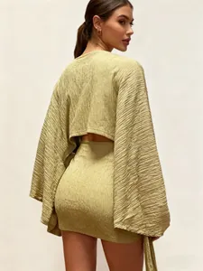 Vista posteriore di un completo due pezzi strutturato verde lime con crop top e minigonna.