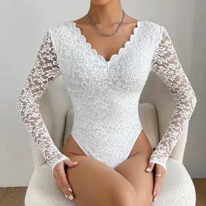 Détail d'un élégant body blanc en dentelle florale à manches longues et col en V