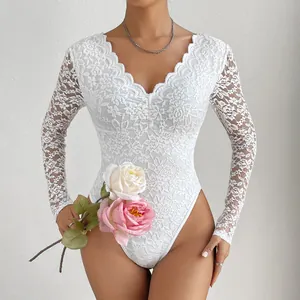 Vue détaillée d'un élégant body en dentelle florale blanche à manches longues pour femmes