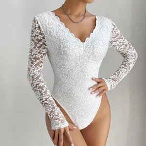 Détail du body en dentelle blanche montrant des motifs floraux et col en V