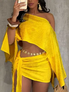 Completo da vacanza al mare in due pezzi giallo con top scoperto e gonna a portafoglio chic